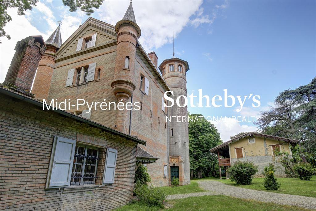 An incomparable allure for this authentic 19th-century hunting lodge in need of renovation
