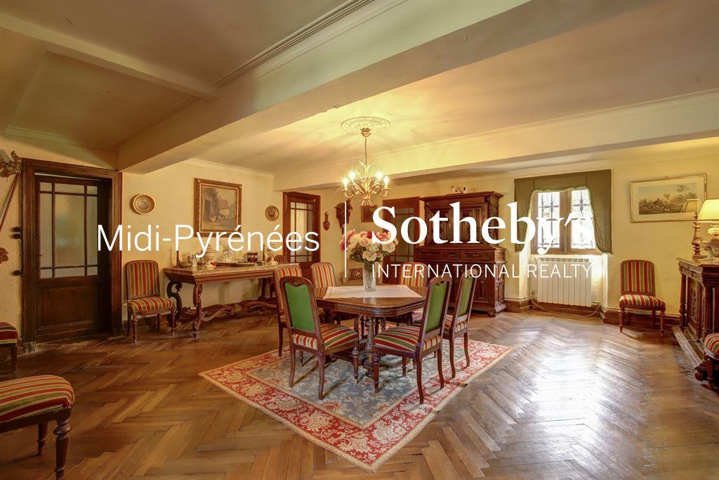 An incomparable allure for this authentic 19th-century hunting lodge in need of renovation