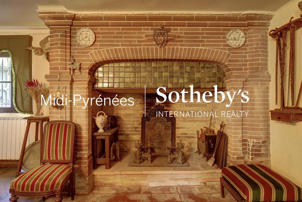An incomparable allure for this authentic 19th-century hunting lodge in need of renovation