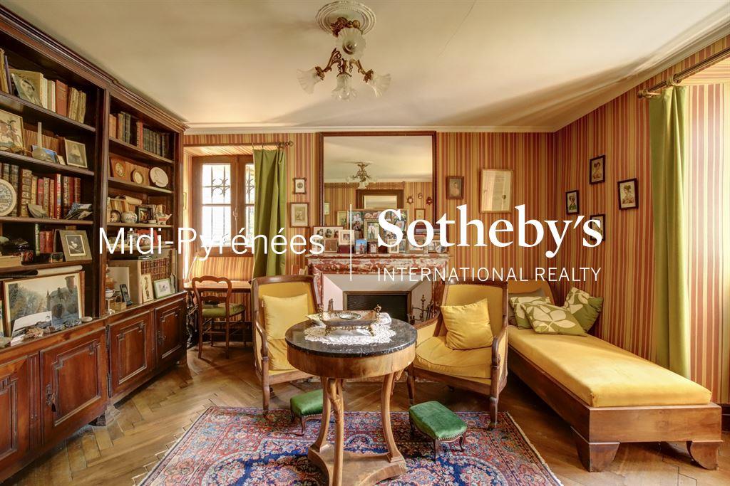An incomparable allure for this authentic 19th-century hunting lodge in need of renovation