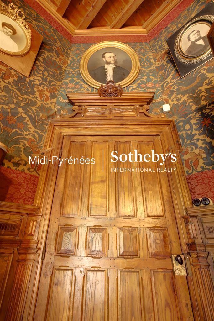 An incomparable allure for this authentic 19th-century hunting lodge in need of renovation