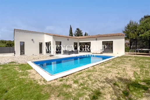 New single-storey villa, swimming pool, in a quiet location, on foot from the village