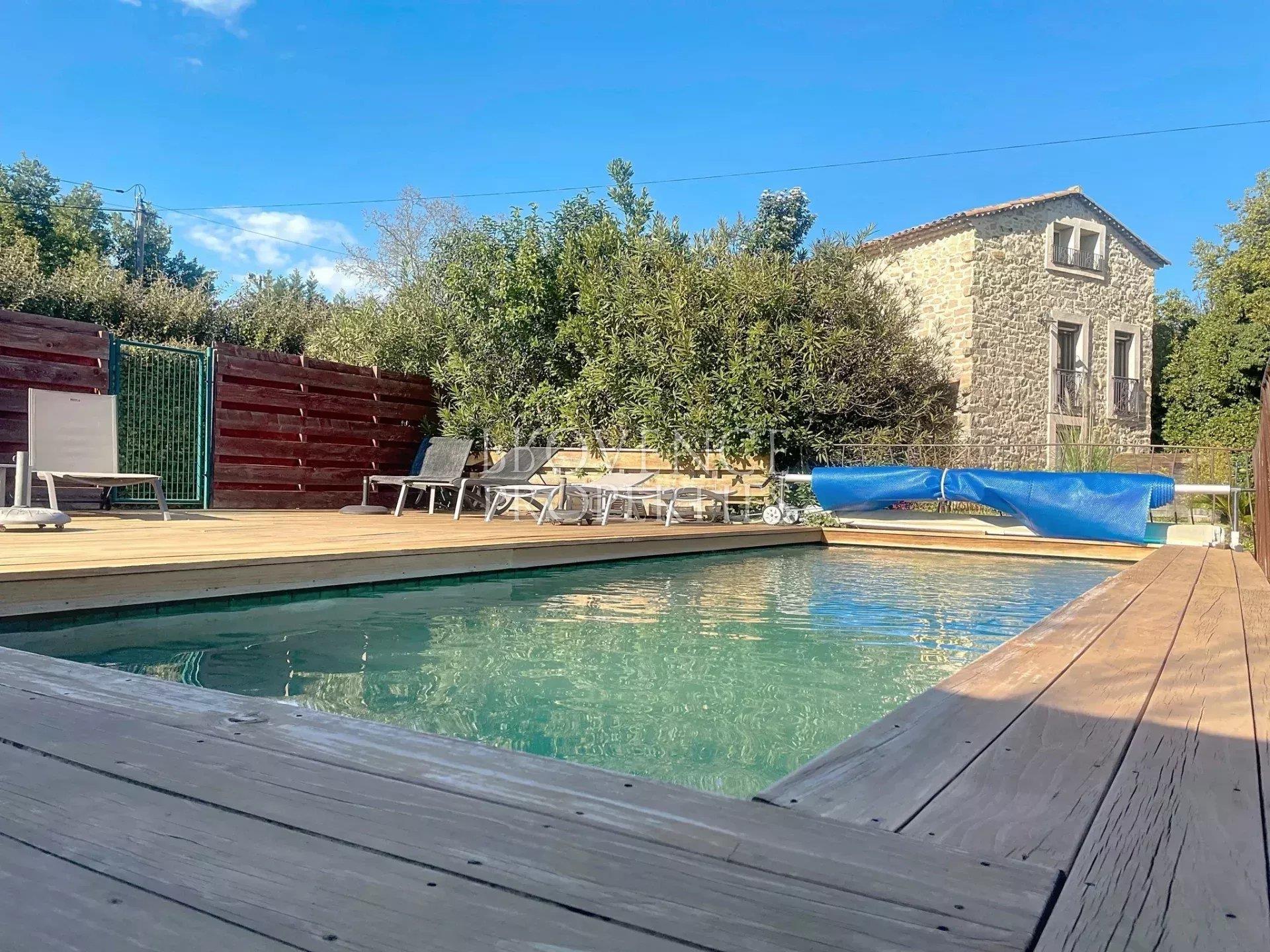 Property with guesthouse and bed and breakfast activit1 on 1600m2 of flat land with swimming pool an