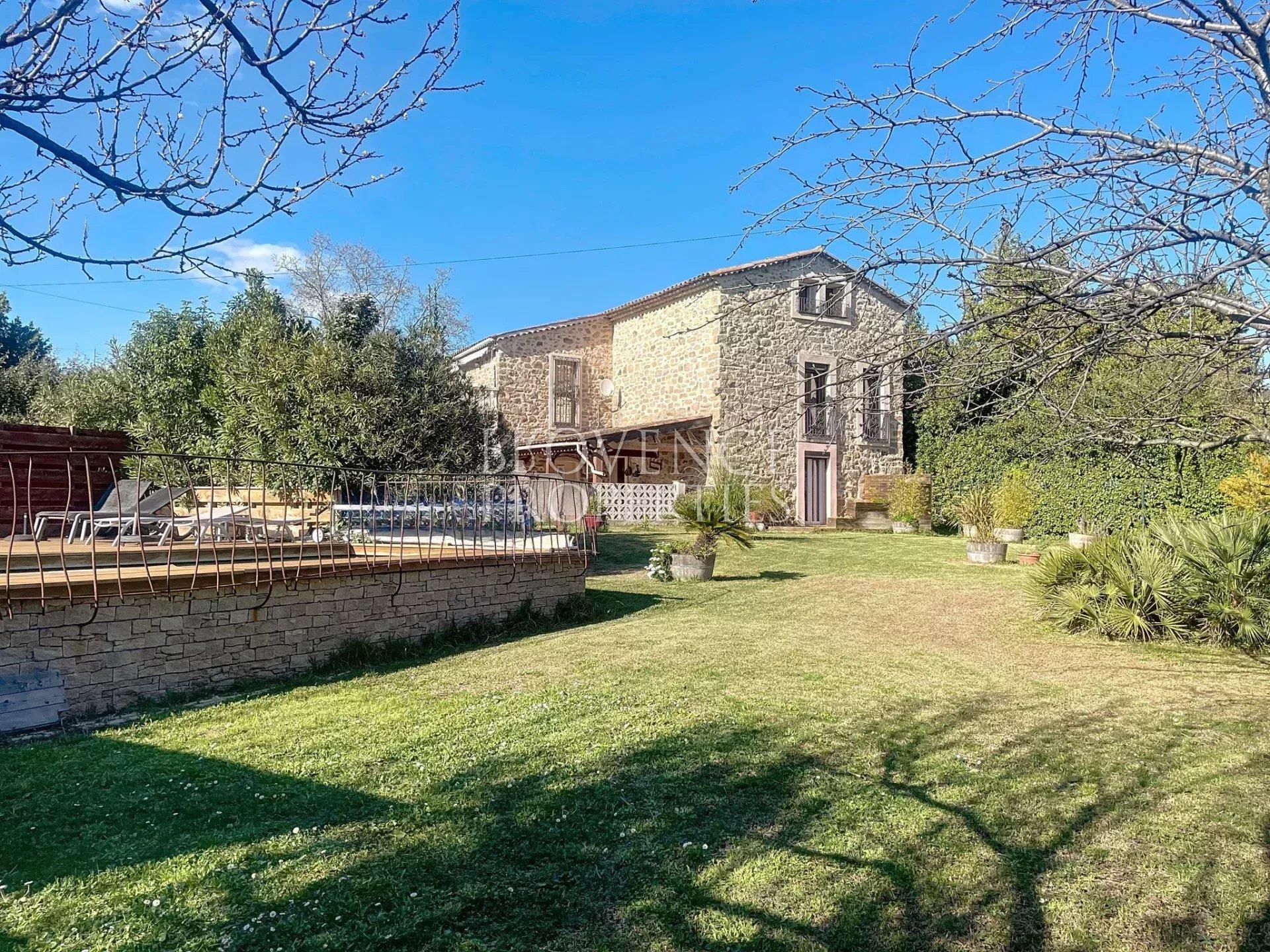 Property with guesthouse and bed and breakfast activit1 on 1600m2 of flat land with swimming pool an