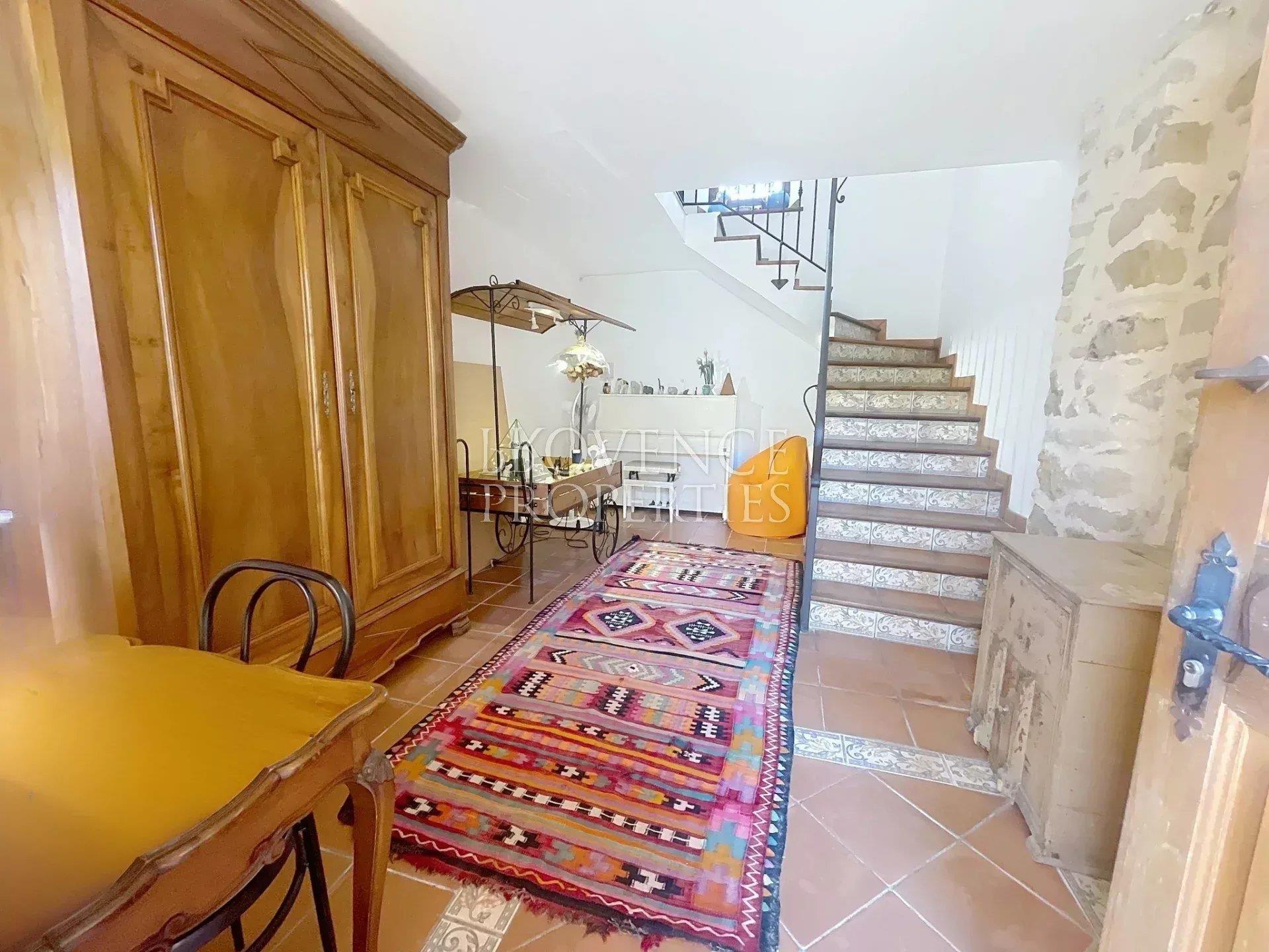 Property with guesthouse and bed and breakfast activit1 on 1600m2 of flat land with swimming pool an