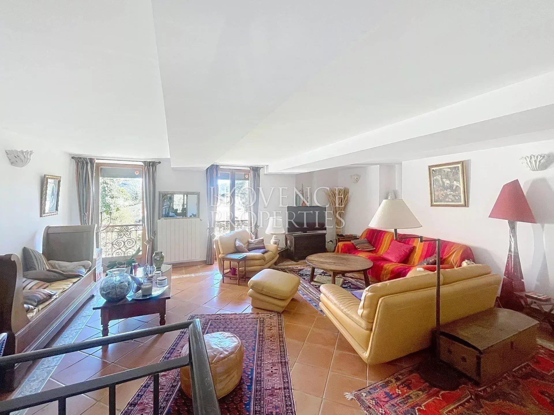 Property with guesthouse and bed and breakfast activit1 on 1600m2 of flat land with swimming pool an