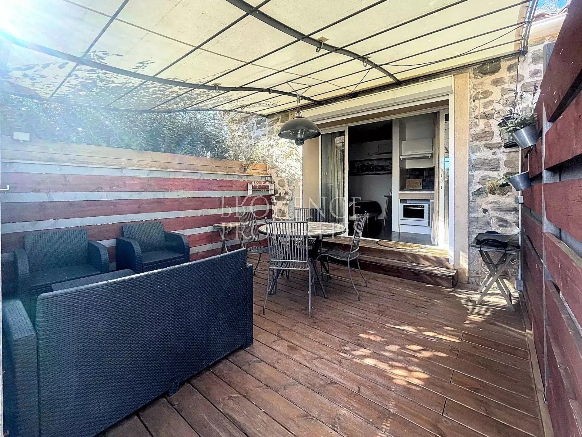 Property with guesthouse and bed and breakfast activit1 on 1600m2 of flat land with swimming pool an