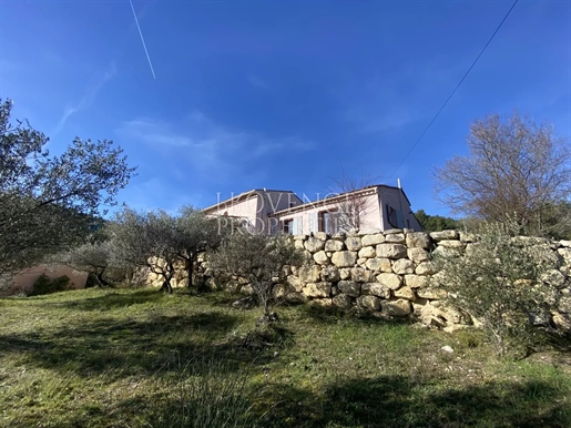 Entrecasteaux - Atypical 5-room villa on a plot of over 4000m2 with garage and workshop.