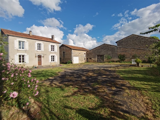 Maison De Campagne Sur 1.06 Ha De Terrain - Garage Et Hangar