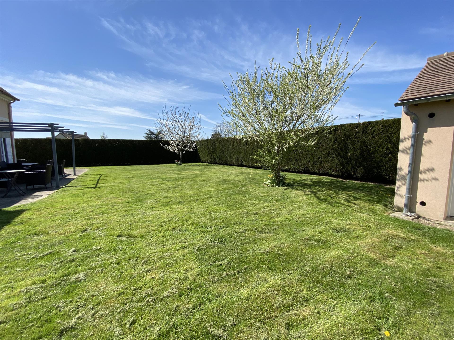 Quality 5-Room House 200 m2 + Full Basement