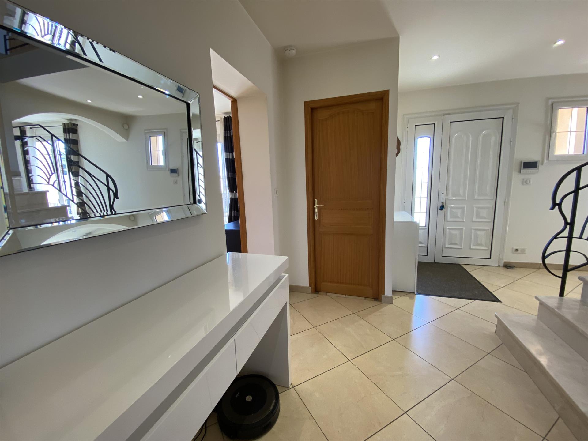 Quality 5-Room House 200 m2 + Full Basement