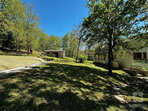 Gran casa de pueblo con terreno y dependencias