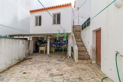 Villa mit 2 Schlafzimmern, mit Nebengebäuden und gutem Garten, im Herzen von Praia da Luz