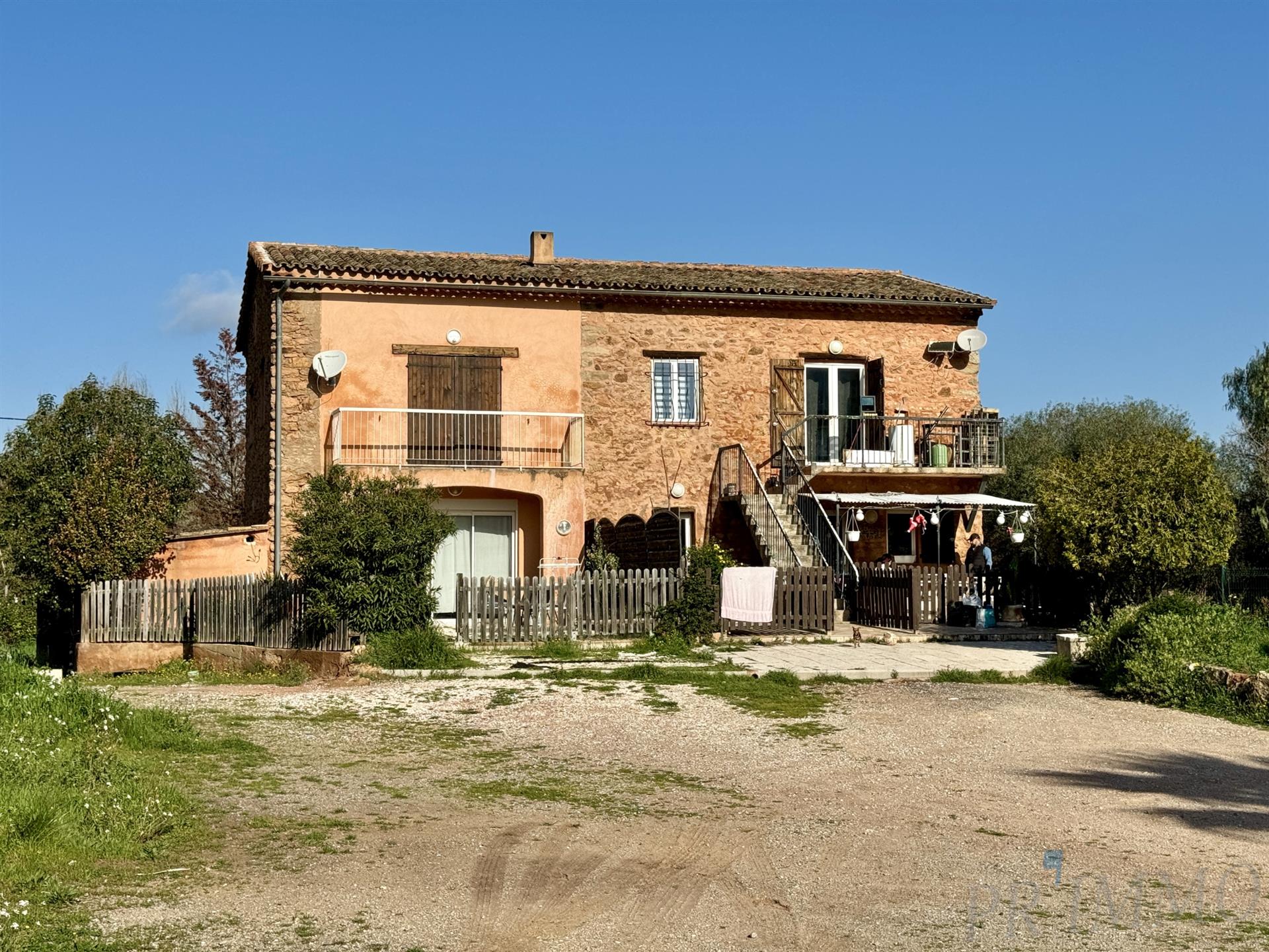 Le Muy - House with 3 apartments