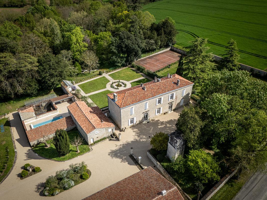 Prestigious residence park and outbuildings on 3 ha
