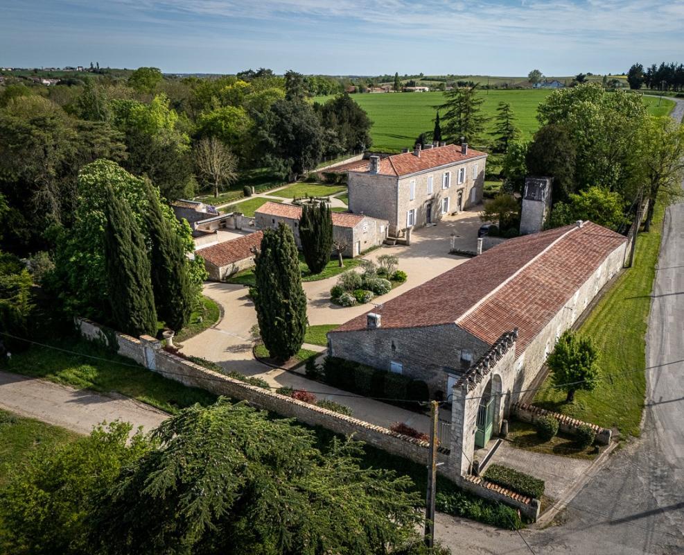 Prestigious residence park and outbuildings on 3 ha