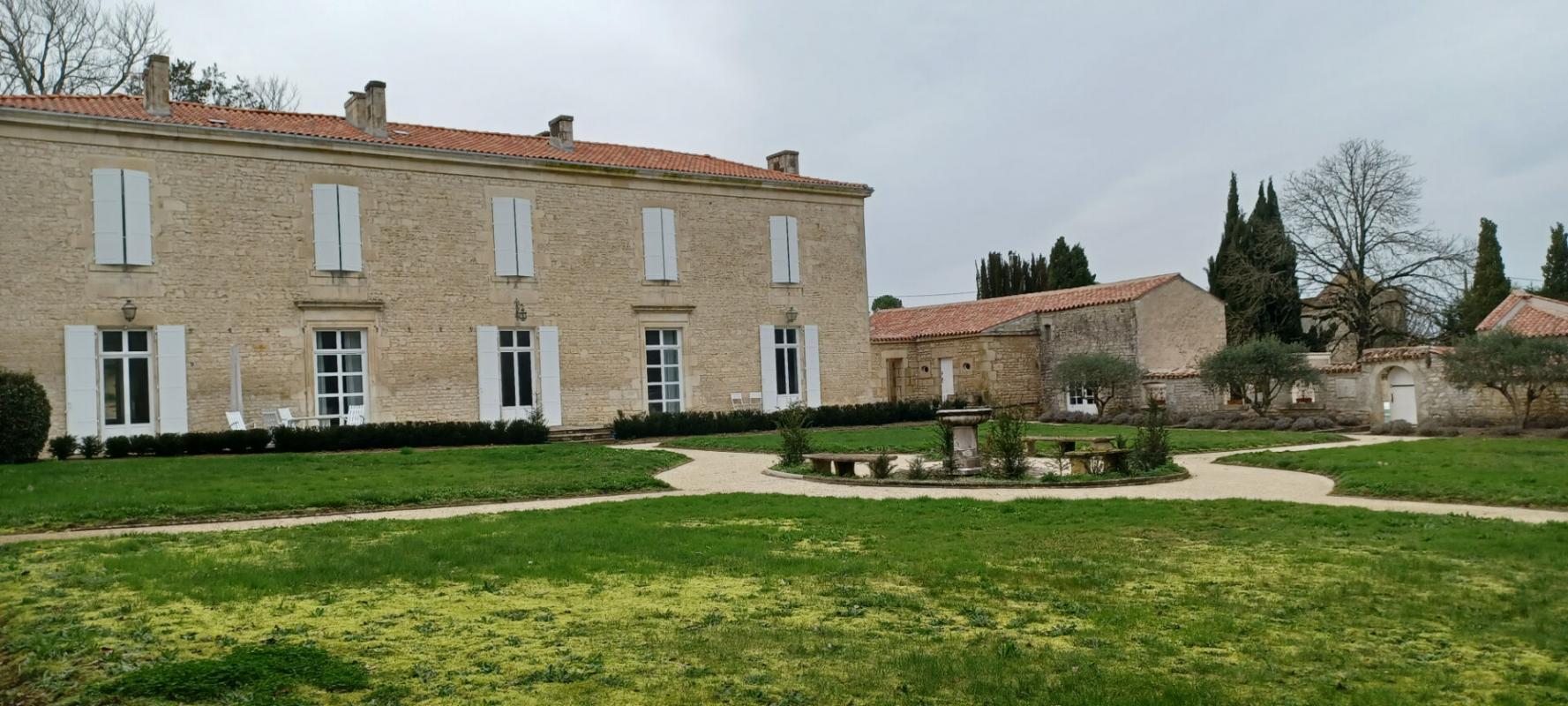 Prestigious residence park and outbuildings on 3 ha
