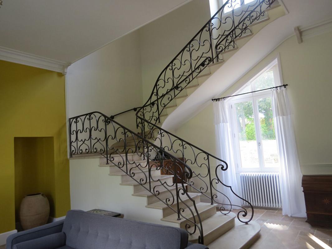 Prestigious residence park and outbuildings on 3 ha