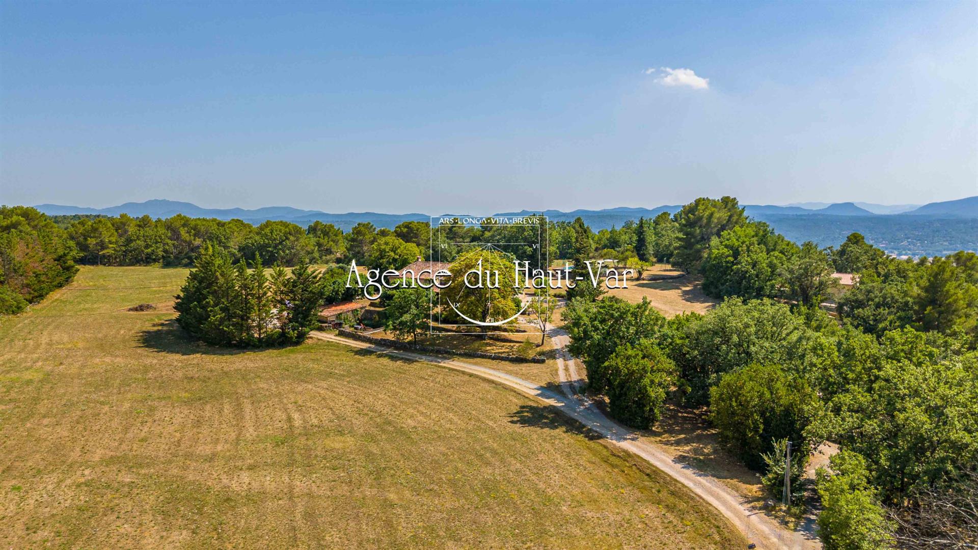 Provencal property, country house and guest house. 5 hectares