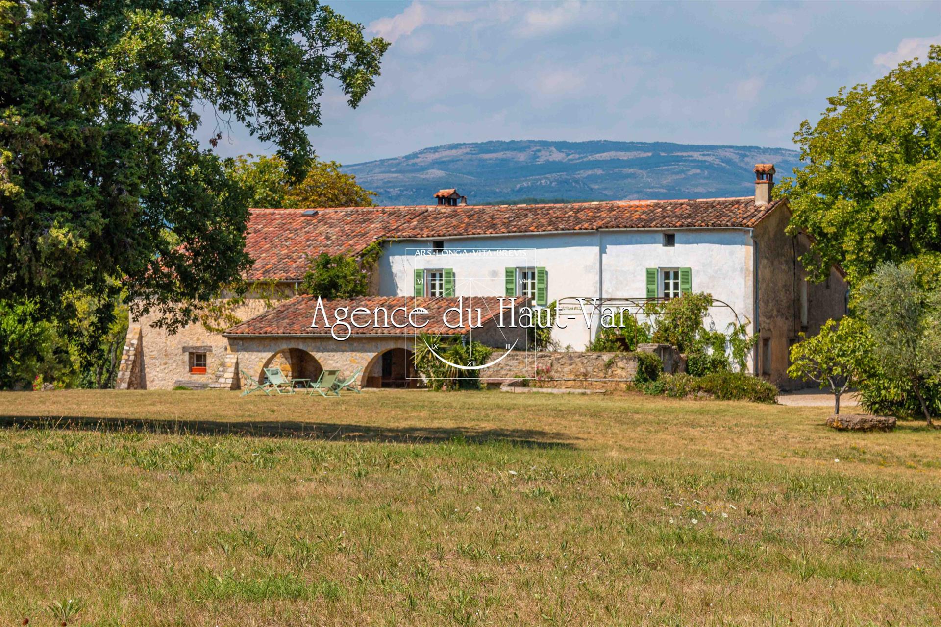 Provencal property, country house and guest house. 5 hectares