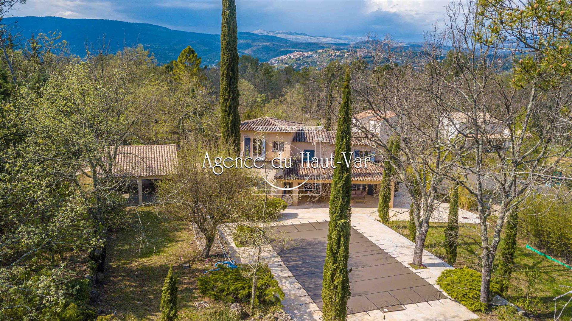 Beautiful villa, large plot