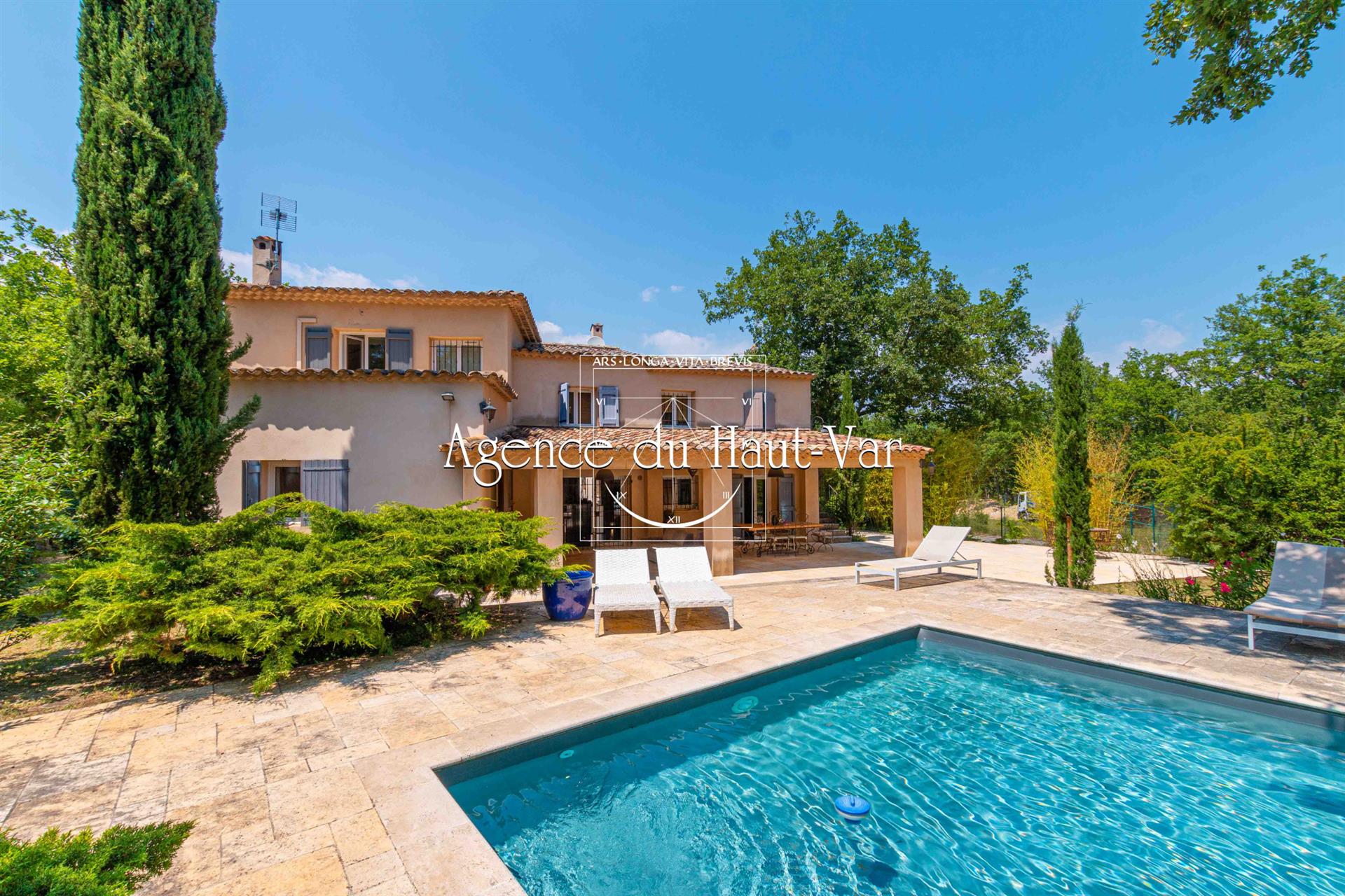 Beautiful villa, large plot