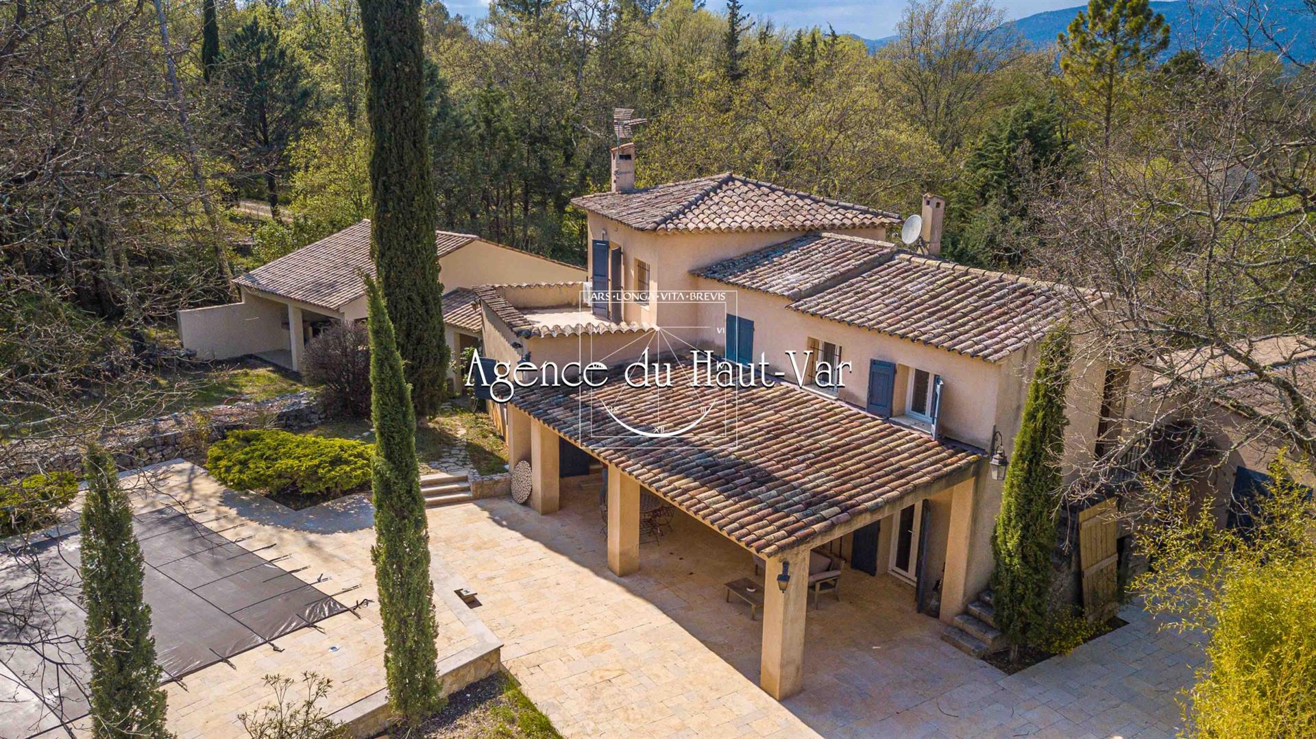 Beautiful villa, large plot