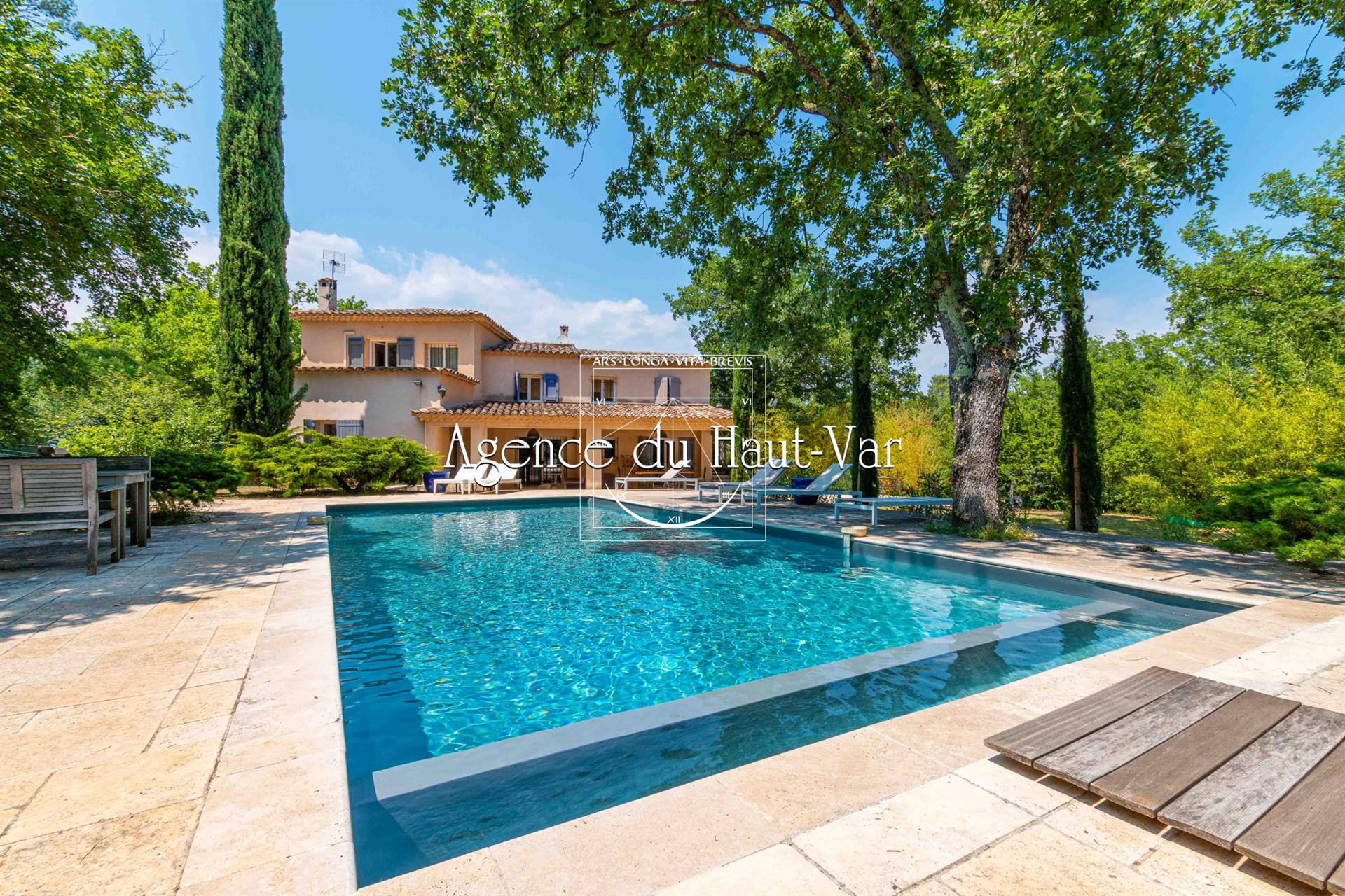 Beautiful villa, large plot