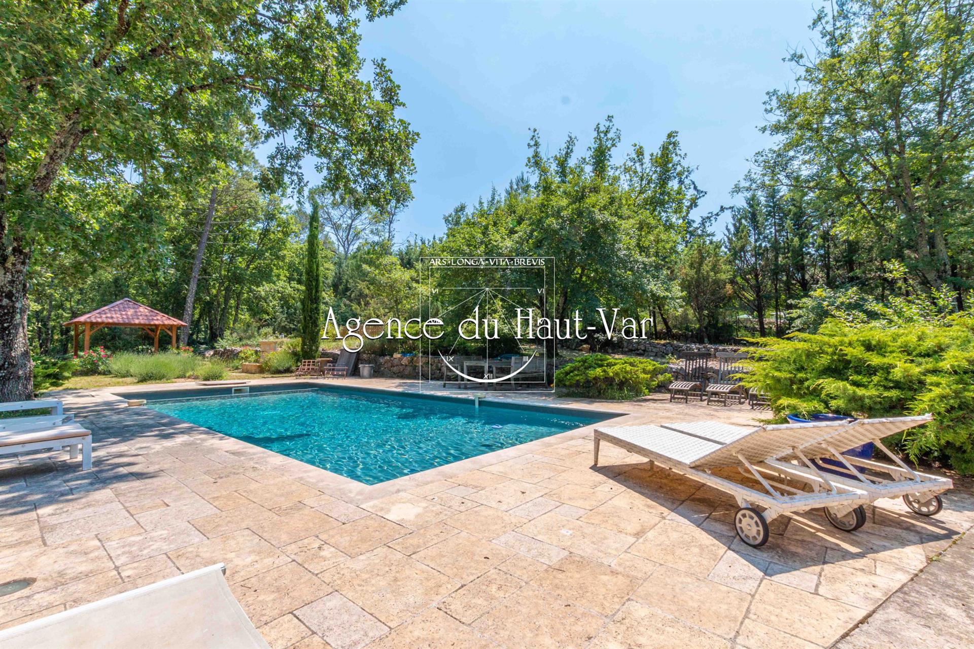 Beautiful villa, large plot