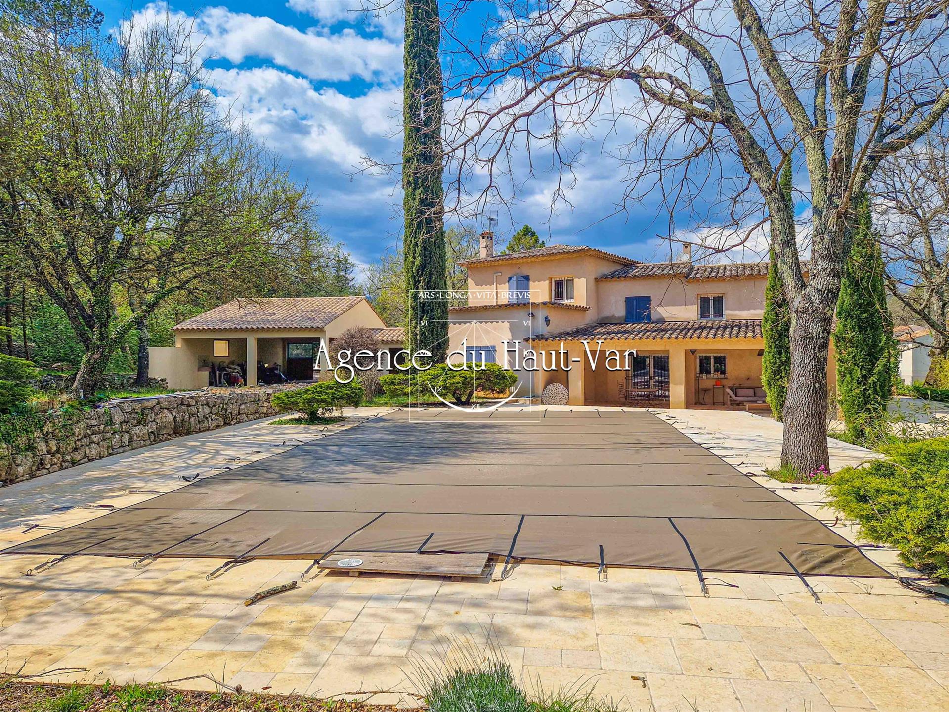 Beautiful villa, large plot