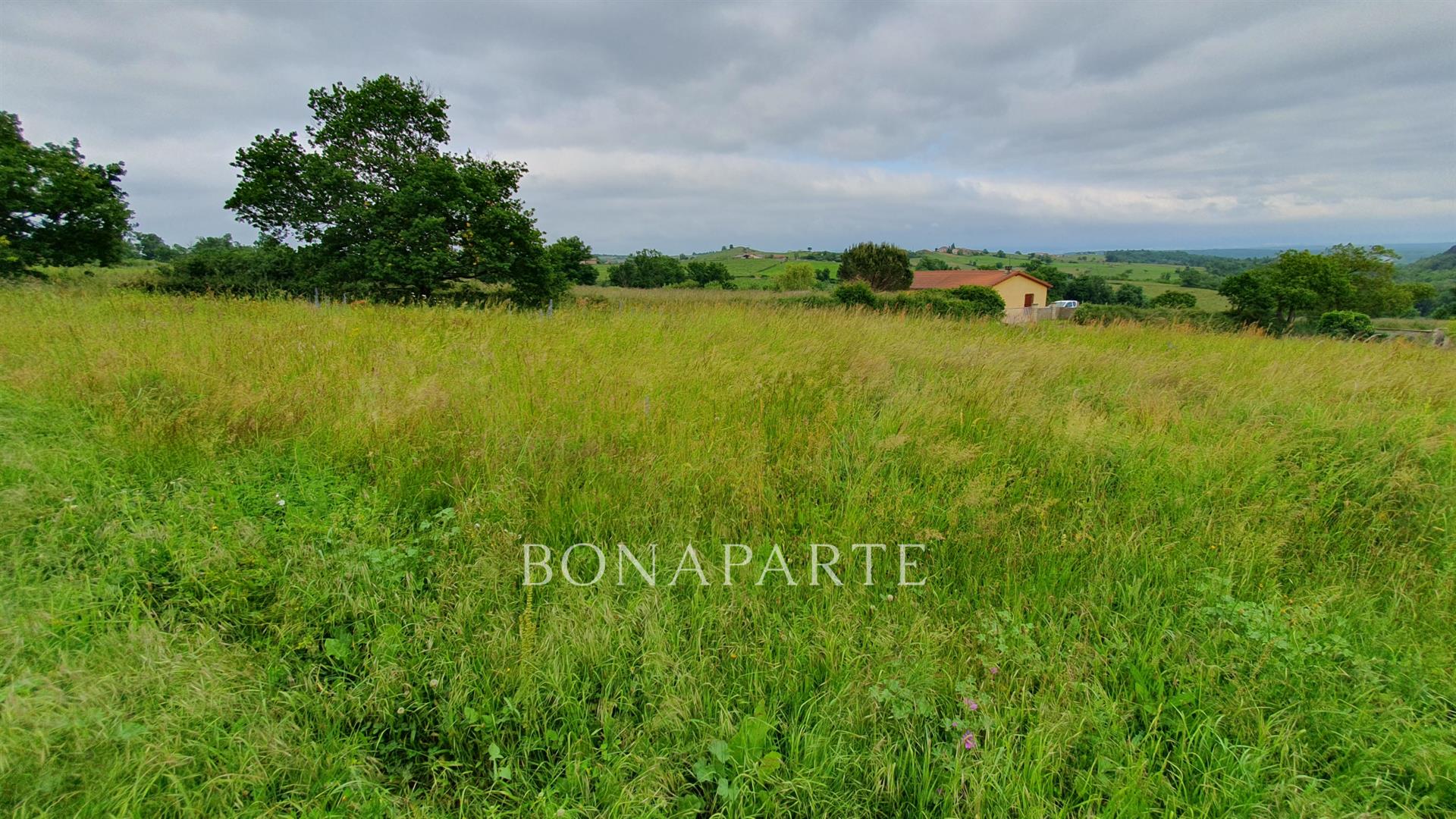 Grande parcelle de terrain à bâtir, au calme