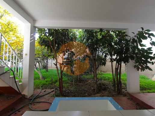 Maravilhosa moradia T4 com garagem e jardim, em zona residencial central em Olhão!