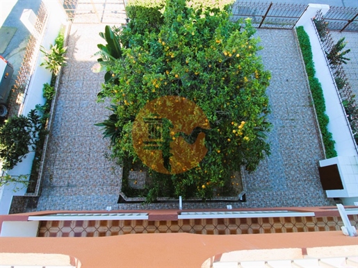 Maravilhosa moradia T4 com garagem e jardim, em zona residencial central em Olhão!