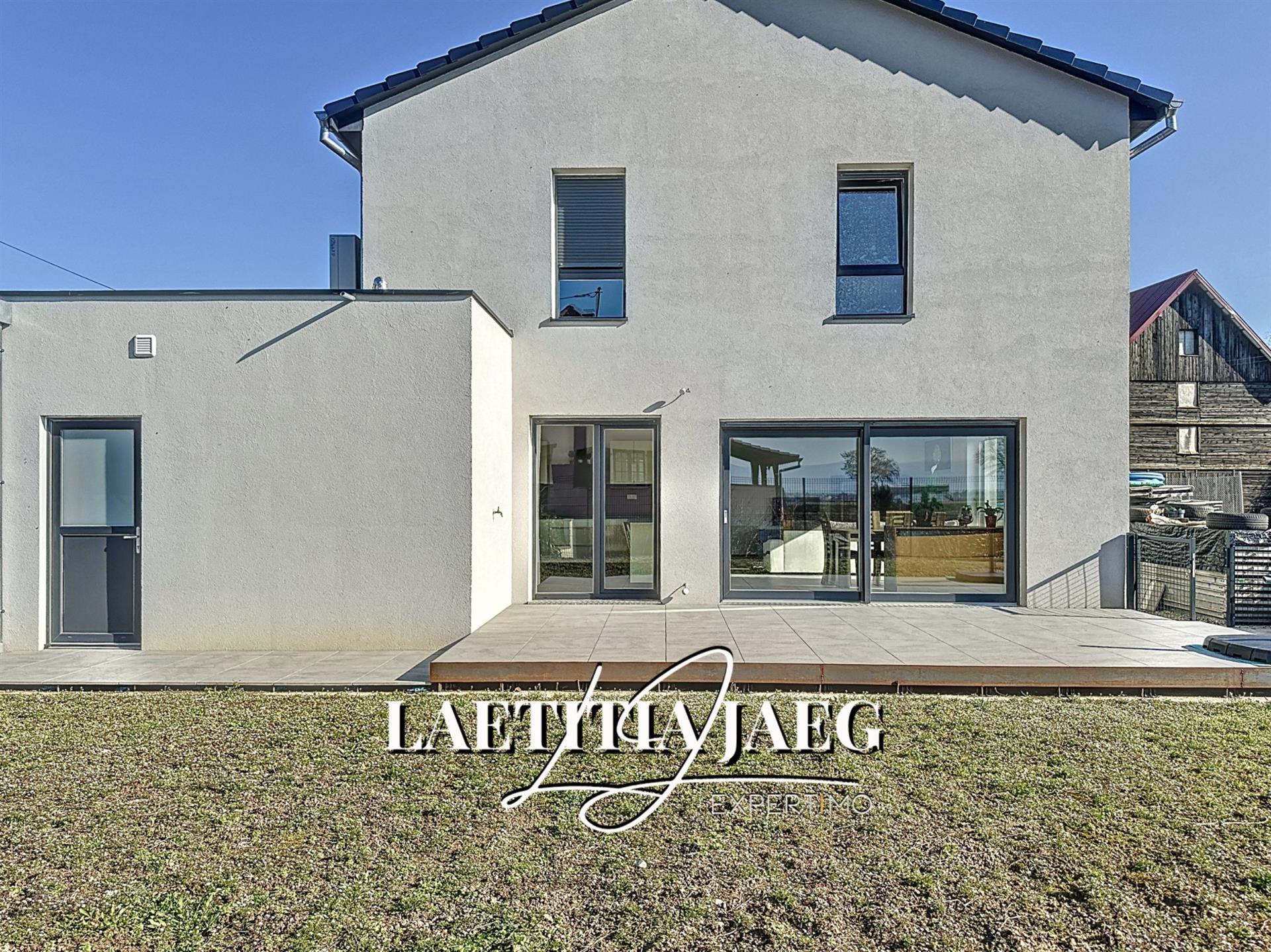 Recent house in a cul-de-sac and bordering fields