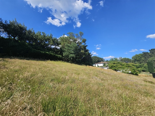 Baugrundstück von 1067 m, das mit dominantem Blick auf