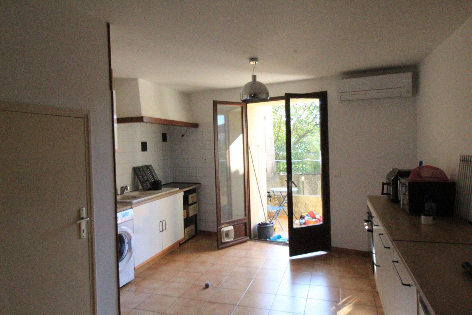 Maison à louer, 77m², Eyguières