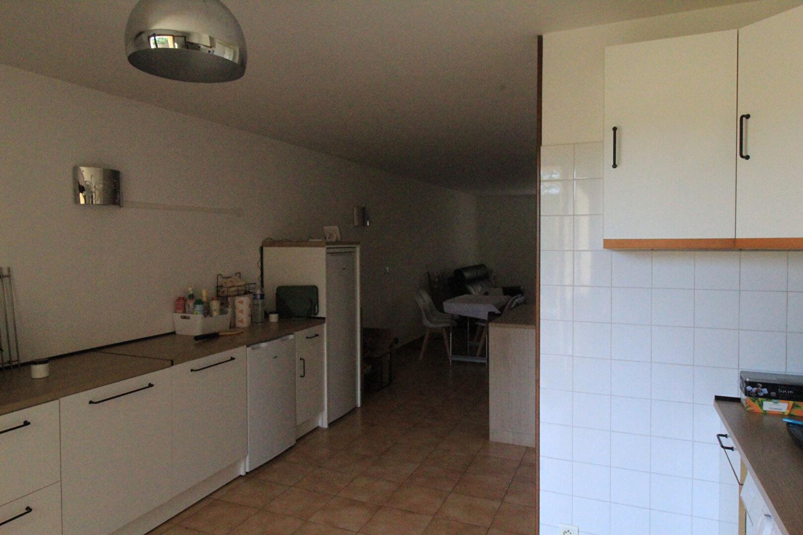 Maison à louer, 77m², Eyguières