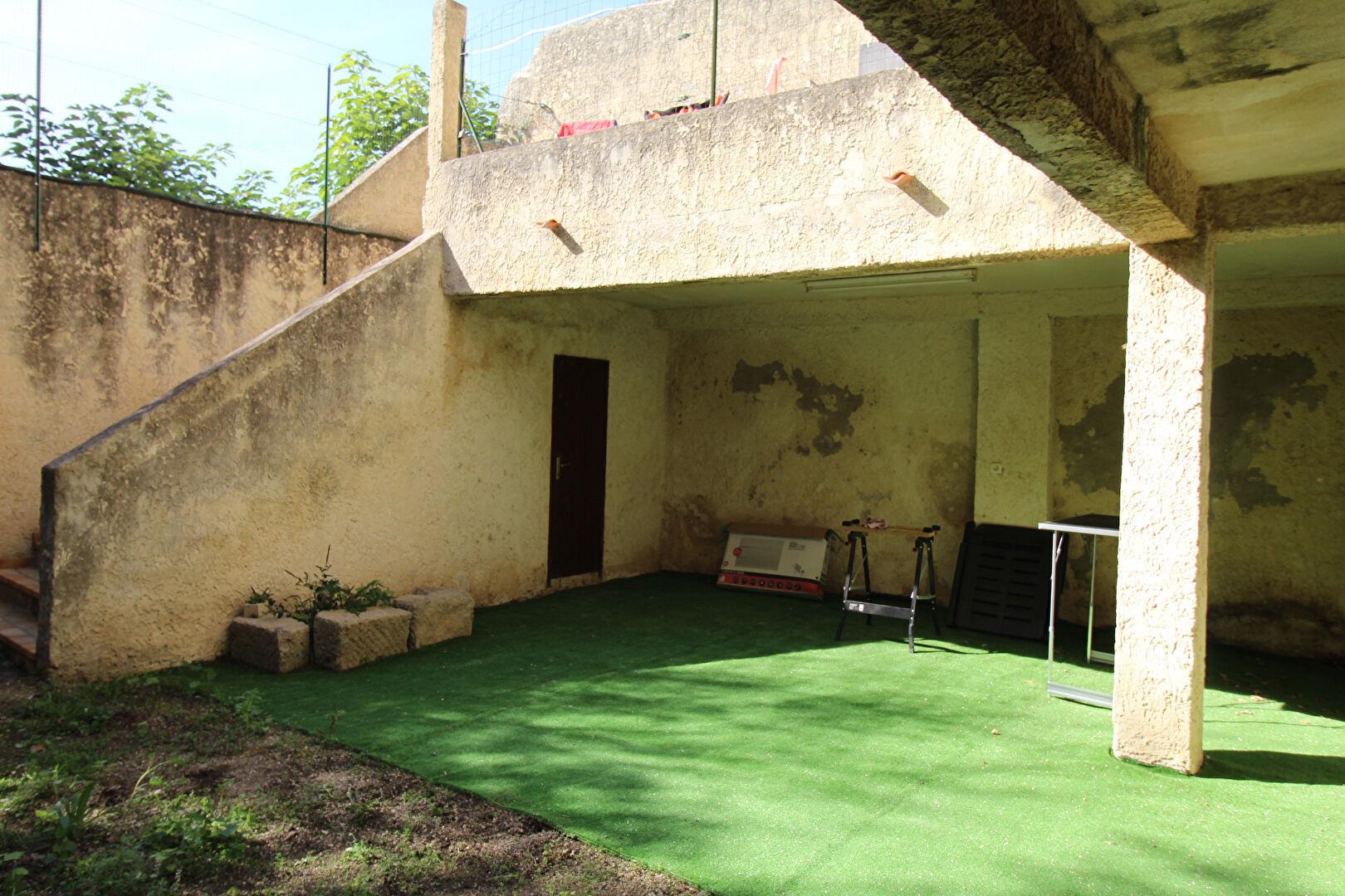 Maison à louer, 77m², Eyguières