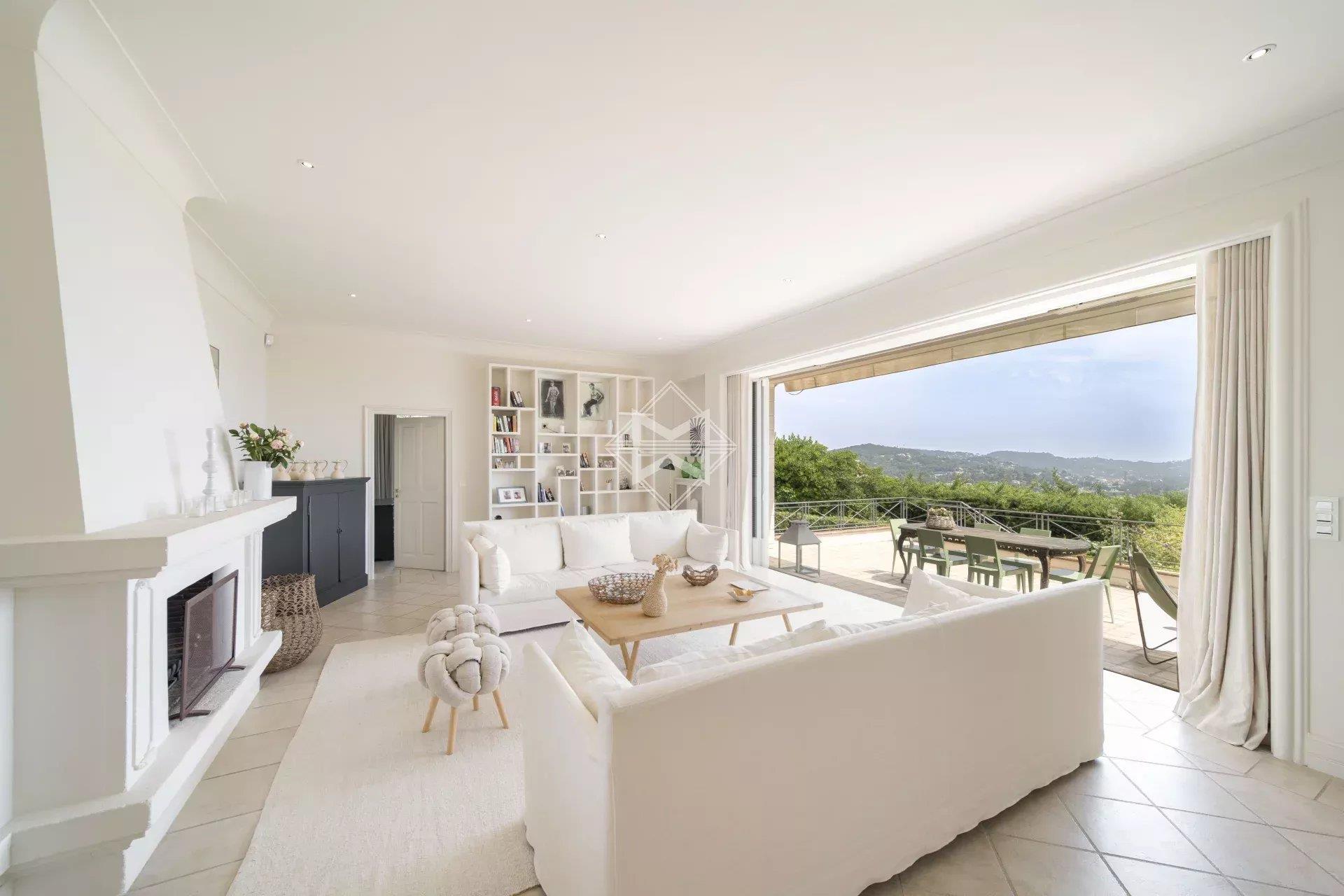 Charming villa with sea view and walking distance to the village