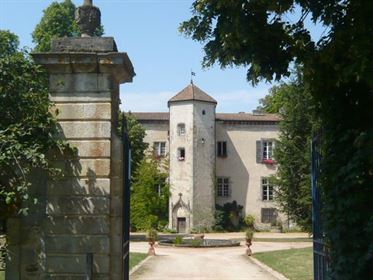 Château des XVe et XVIIIe Ismh avec de superbes jardins. –