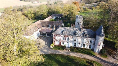 Castle with 4 cottages in a park of 4.9 ha near Vichy. –