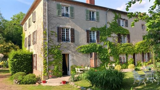 Fifteenth and nineteenth century residence with park 26 km from Vichy. –