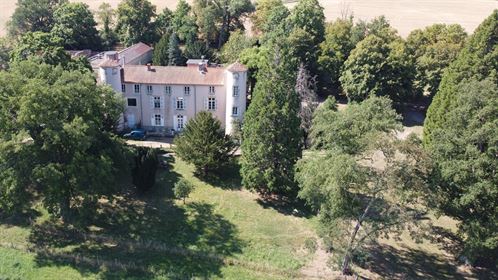 Castle of the fifteenth and nineteenth centuries with outbuildings and 14 ha of land south of Issoi