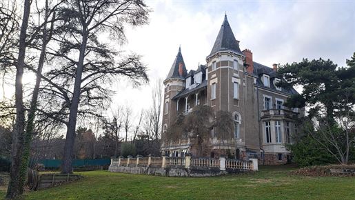 Exceptionnelle villa Ismh avec parc et dépendances à Châtel-Guyon. –