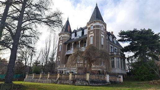 Exceptionnelle villa Ismh avec parc et dépendances à Châtel-Guyon. –