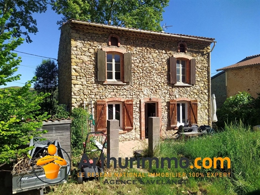 Casa de piedra con un gran jardín en Esperaza en el Aude