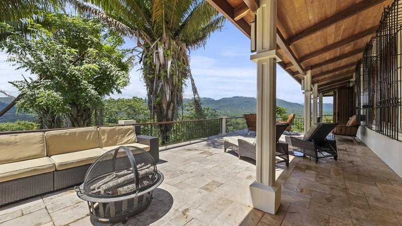 Exceptionnel domaine de 100 acres au sommet d’une colline avec une maison de 6 500 pi² et 1 600 pied