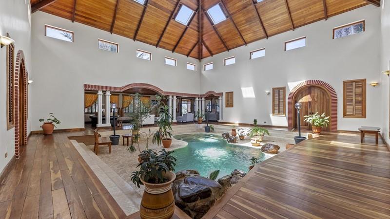 Exceptionnel domaine de 100 acres au sommet d’une colline avec une maison de 6 500 pi² et 1 600 pied