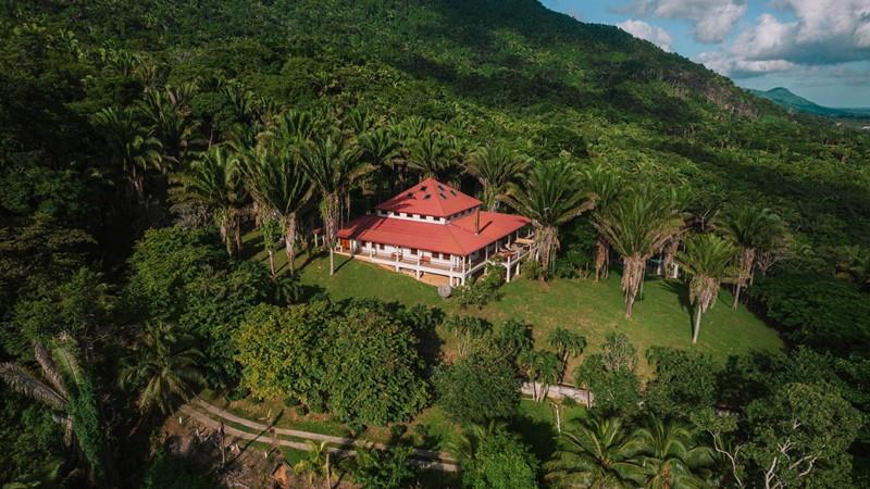 Exceptionnel domaine de 100 acres au sommet d’une colline avec une maison de 6 500 pi² et 1 600 pied
