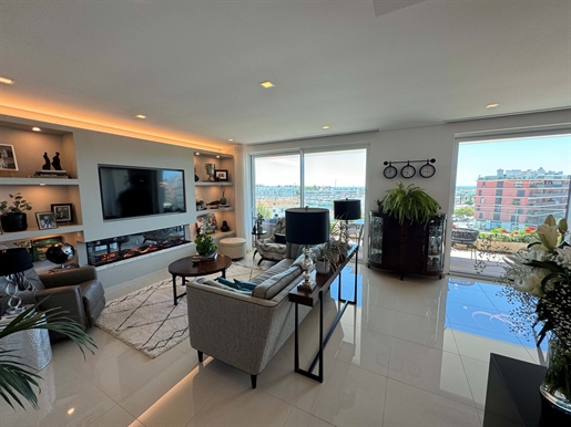 Modern 3 Bedroom Apartment With Amazing Views Towards the Marina and the Sea